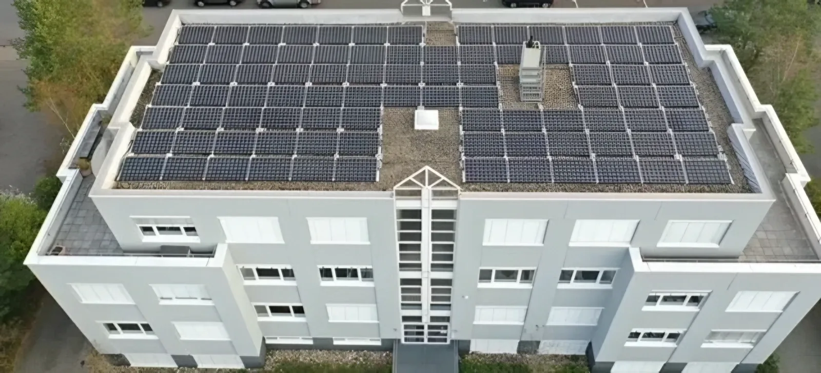 Luftbild des Firmengebäudes mit Photovoltaik auf dem Dach